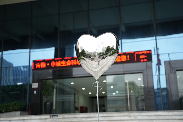 Custom Red Stainless Steel Heart Balloon Sculpture – Outdoor Modern Art Installation